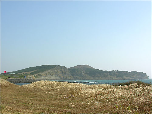 대정읍 하모리에서 바라본 송악산 